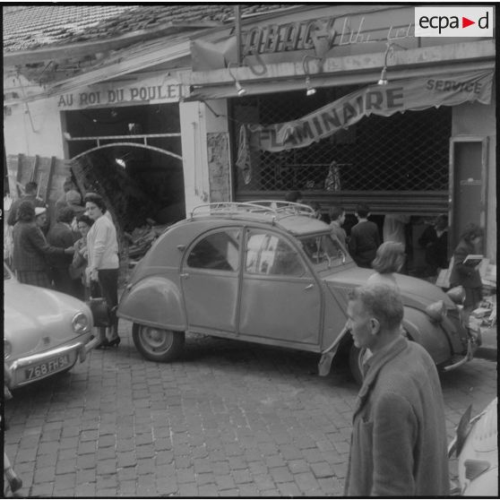 Alger. Attentats de l'Organisation armée secrète (OAS). Dans la rue Meissonnier, à proximité de la rue Michelet, la boucherie "Au roi du poulet" a explosé.