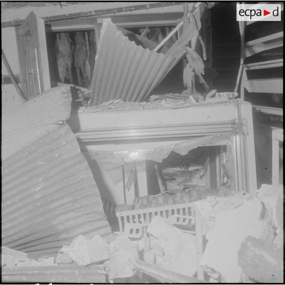 Alger. Attentats de l'Organisation armée secrète (OAS). Dans la rue Meissonnier, à proximité de la rue Michelet, la boucherie "Au roi du poulet" a explosé.