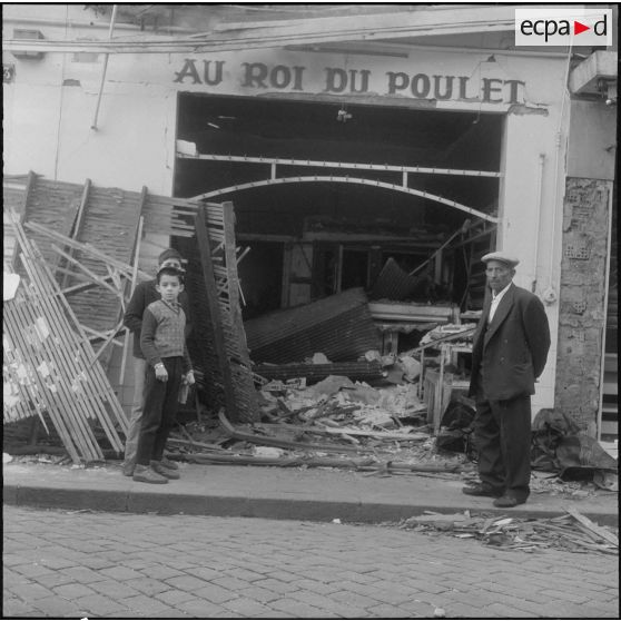 Alger. Attentats de l'Organisation armée secrète (OAS). Dans la rue Meissonnier, à proximité de la rue Michelet, la boucherie "Au roi du poulet" a explosé.