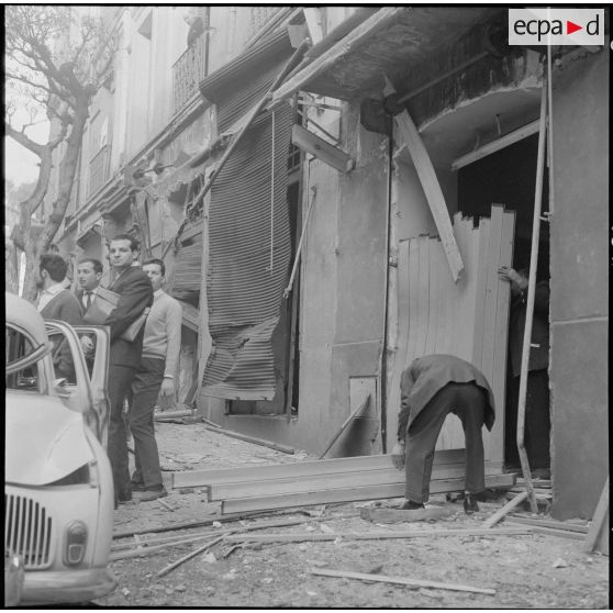 Alger. Attentats de l'Organisation armée secrète (OAS). La population civile découvre les débris de déflagration qui jonchent le sol et les boutiques éventrées par les explosions.