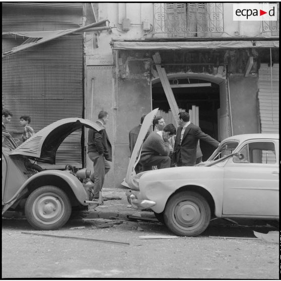 Alger. Attentats de l'Organisation armée secrète (OAS). La population civile découvre les boutiques et les voitures qui ont été éventrées et soufflées par la puissance des explosions.