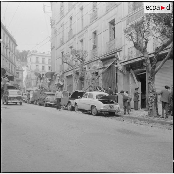 Alger. Attentats de l'Organisation armée secrète (OAS). La population civile découvre les boutiques et les voitures qui ont été éventrées et soufflées par la puissance des explosions.