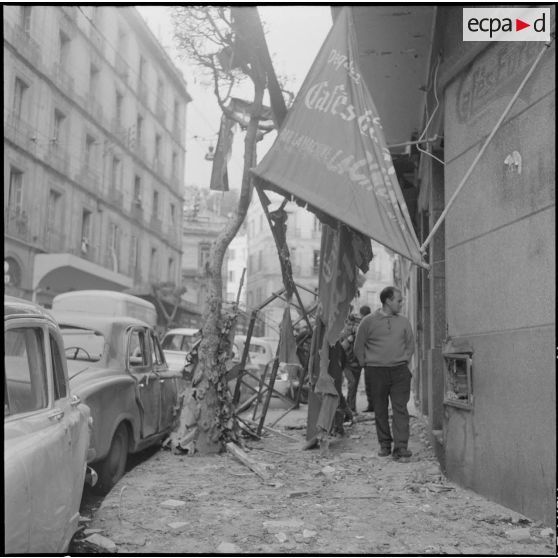 Alger. Attentats de l'Organisation armée secrète (OAS). La population civile découvre les débris de déflagration qui jonchent le sol et les boutiques éventrées par les explosions.