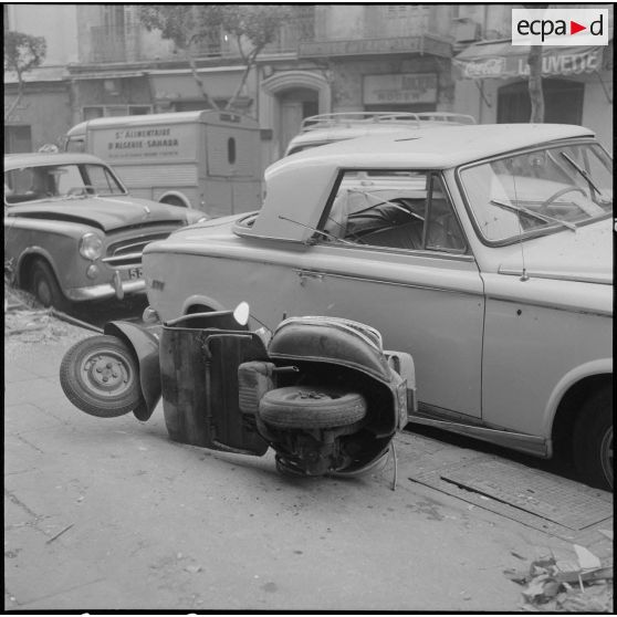 Alger. Attentats de l'Organisation armée secrète (OAS). Un scooter a été soufflé par la puissance des explosions.