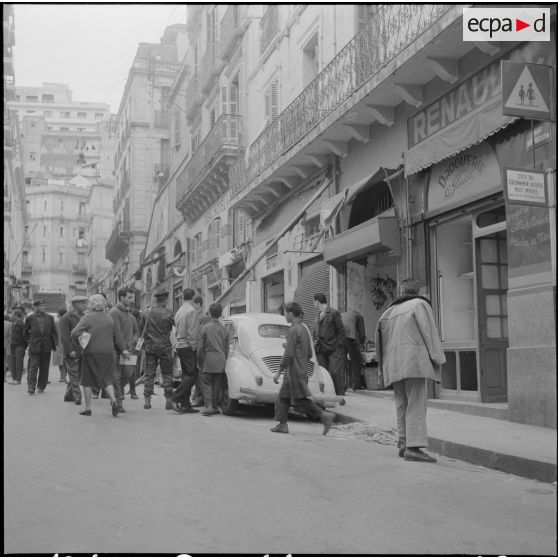 Alger. Attentats de l'Organisation armée secrète (OAS). La population civile découvre les boutiques et les voitures qui ont été éventrées et soufflées par la puissance des explosions.