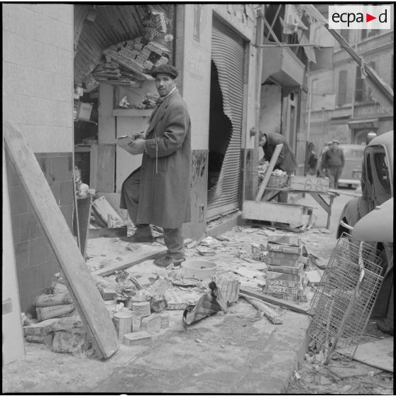 Alger. Attentats de l'Organisation armée secrète (OAS). Les commerçants arrivés sur les lieux découvrent leurs boutiques éventrées par les explosions.