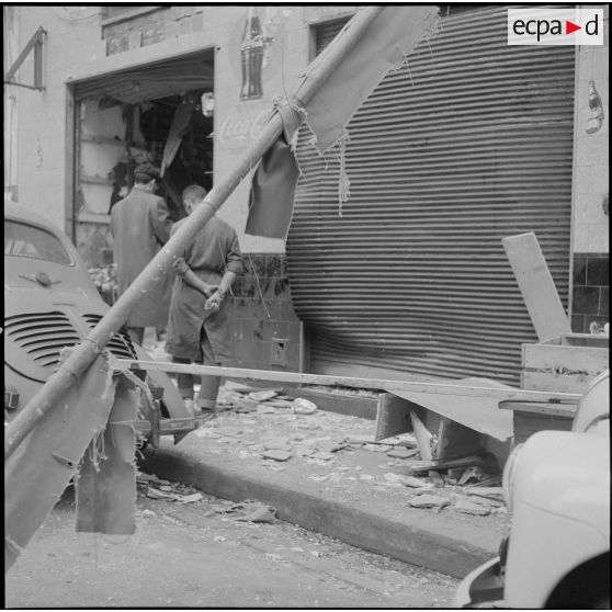 Alger. Attentats de l'Organisation armée secrète (OAS). Les commerçants arrivés sur les lieux découvrent leurs boutiques éventrées par les explosions.