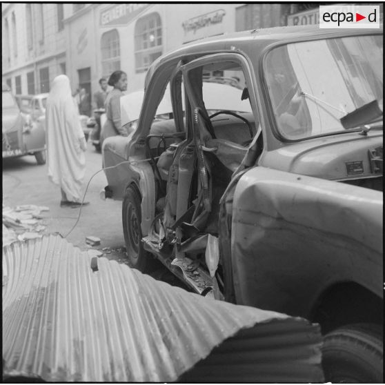 Alger. Attentats de l'Organisation armée secrète (OAS). Une voiture a été soufflée par la puissance des explosions.