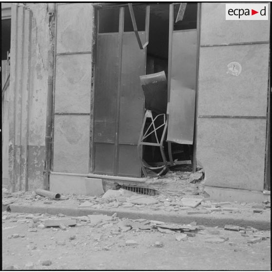 Alger. Attentats de l'Organisation armée secrète (OAS). Sur les trottoirs, des débris de déflagration jonchent le sol.