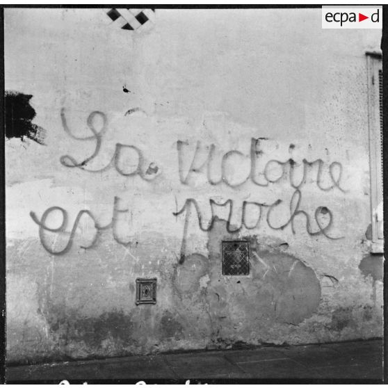 Alger. Attentats de l'Organisation armée secrète (OAS). Slogan écrit sur un mur : "La victoire est proche".
