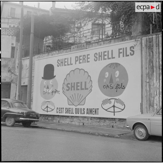 Alger. Attentats de l'Organisation armée secrète (OAS). Un panneau publicitaire a été détourné avec les slogans suivants : "OAS père, OAS fils".