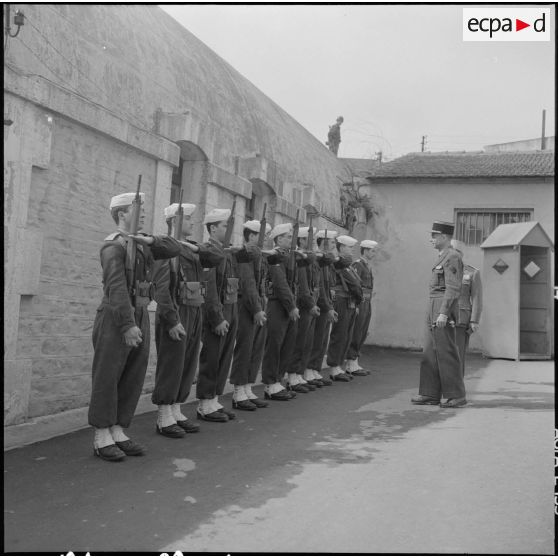 Algérie. Des militaires fêtent l'aïd el-séghir. Revue des troupes.