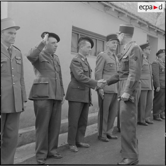 Algérie. Des militaires fêtent l'aïd el-séghir. Une autorité salue les officiers.