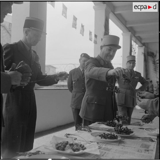 Algérie. Des militaires fêtent l'aïd el-séghir. Le méchoui.