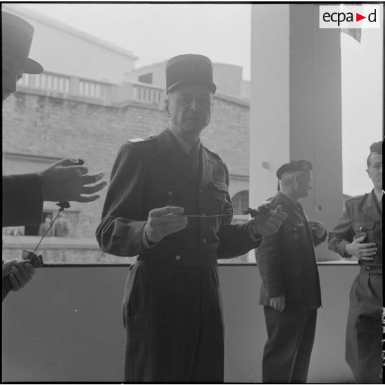 Algérie. Des militaires fêtent l'aïd el-séghir. Le méchoui.