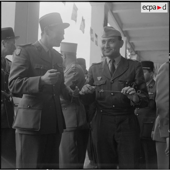 Algérie. Des militaires fêtent l'aïd el-séghir. Le méchoui.