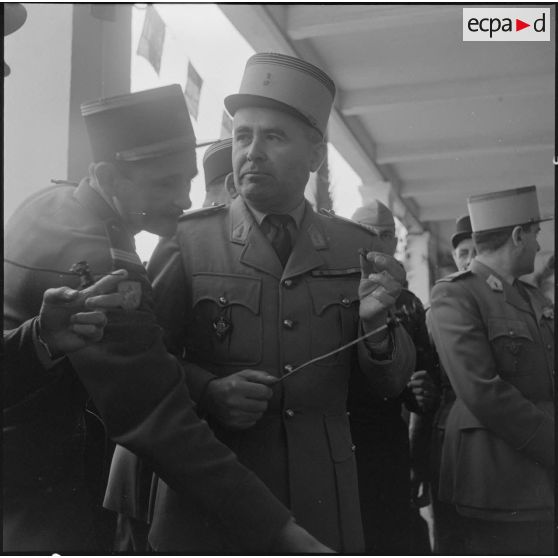 Algérie. Des militaires fêtent l'aïd el-séghir. Le méchoui.