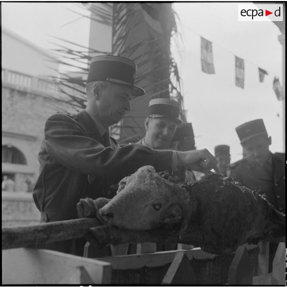 Algérie. Des militaires fêtent l'aïd el-séghir. Le méchoui.