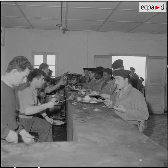 Algérie. Des militaires fêtent l'aïd el-séghir. Le repas.