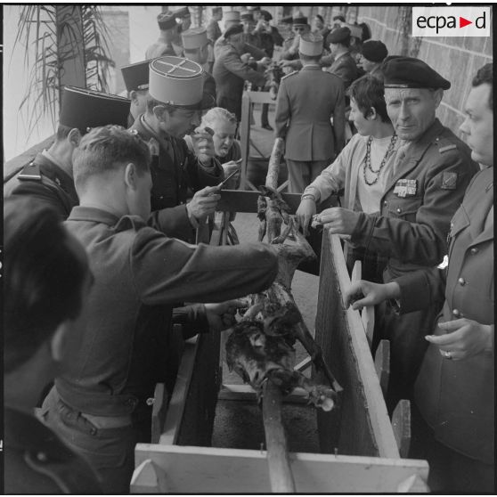 Algérie. Des militaires fêtent l'aïd el-séghir. Le méchoui.