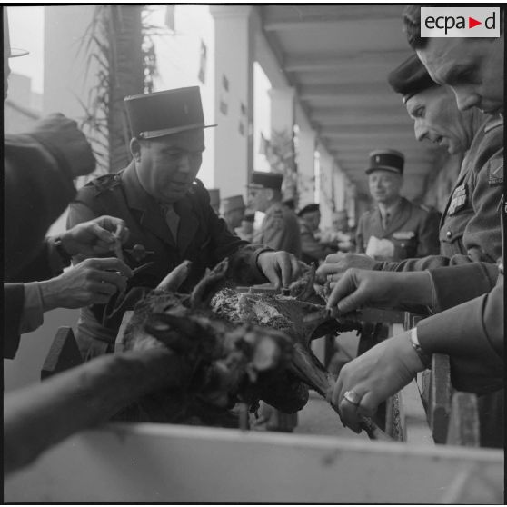 Algérie. Des militaires fêtent l'aïd el-séghir. Le méchoui.
