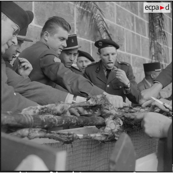 Algérie. Des militaires fêtent l'aïd el-séghir. Le méchoui.