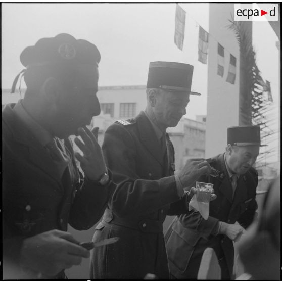 Algérie. Des militaires fêtent l'aïd el-séghir. Le méchoui.