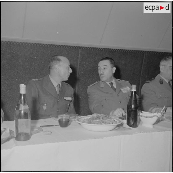 Algérie. Des militaires fêtent l'aïd el-séghir. Le repas à table.