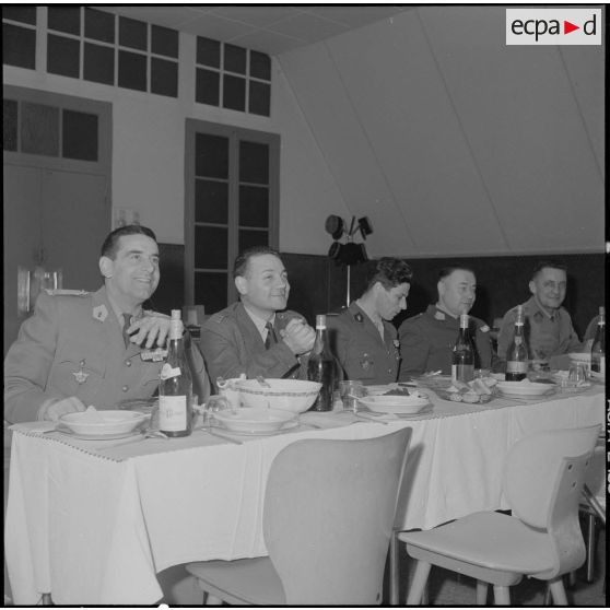 Algérie. Des militaires fêtent l'aïd el-séghir. Le repas à table.