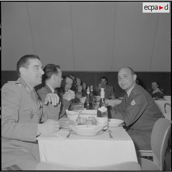 Algérie. Des militaires fêtent l'aïd el-séghir. Le repas à table.