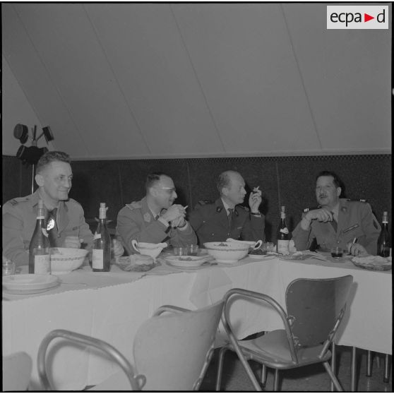 Algérie. Des militaires fêtent l'aïd el-séghir. Le repas à table.