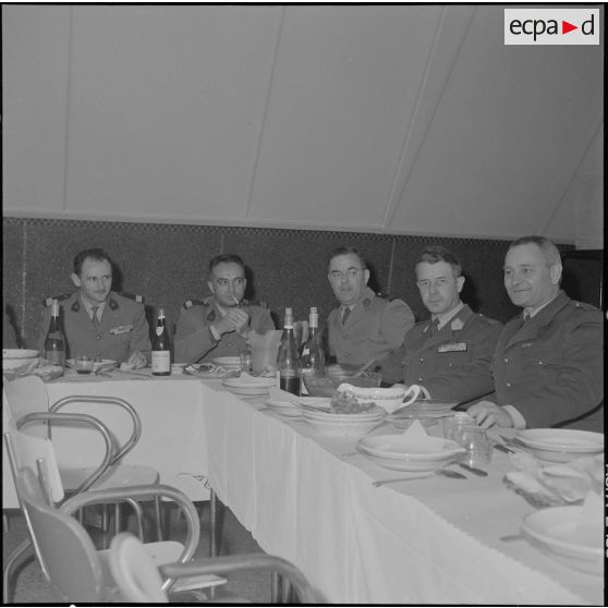 Algérie. Des militaires fêtent l'aïd el-séghir. Le repas à table.
