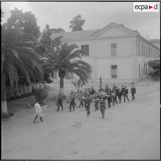 Alger. Hôpital Maillot. Obsèques de deux soldats. Des militaires apportent des couronnes de fleurs.