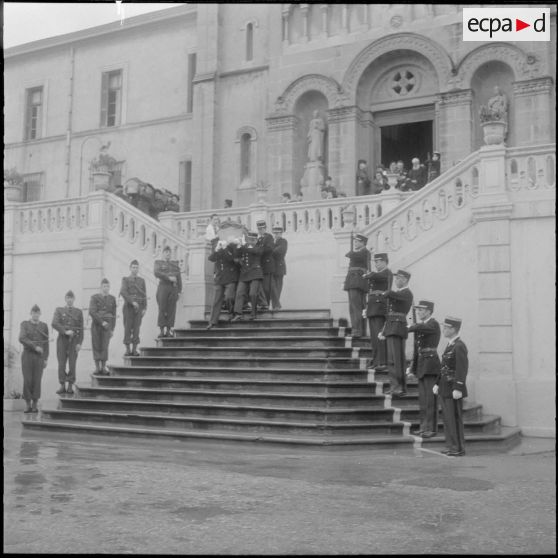 Alger. Hôpital Maillot. Obsèques de deux soldats. Sortie de l'église.