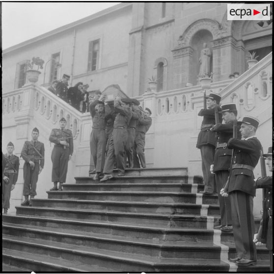 Alger. Hôpital Maillot. Obsèques de deux soldats. Sortie de l'église.