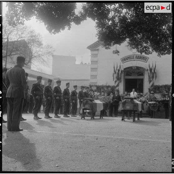 Alger. Hôpital Maillot. Obsèques de deux soldats. Eloge funèbre devant la chapelle ardente.