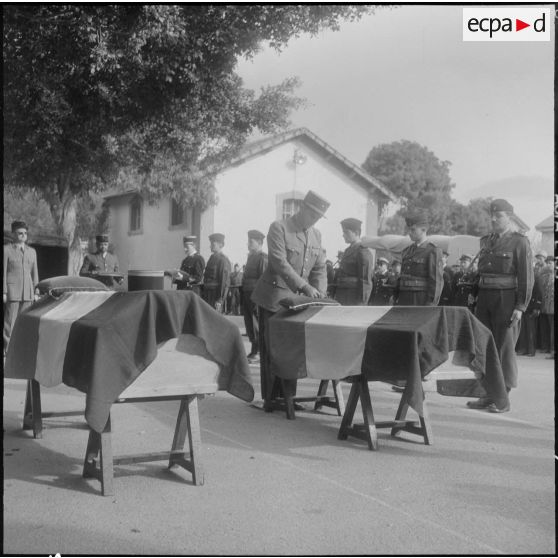 Alger. Hôpital Maillot. Obsèques de deux soldats. Remise de décoration à titre posthume.