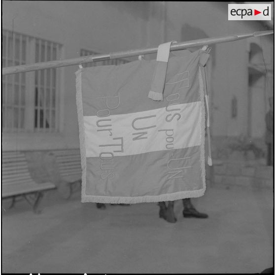 Alger. Prise de commandement au BRA. Devise "Tous pour un un pour tous" brodée sur le drapeau.