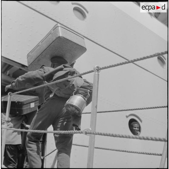 Alger. Départ des dernières troupes d'outre-mer stationnées en Algérie.
