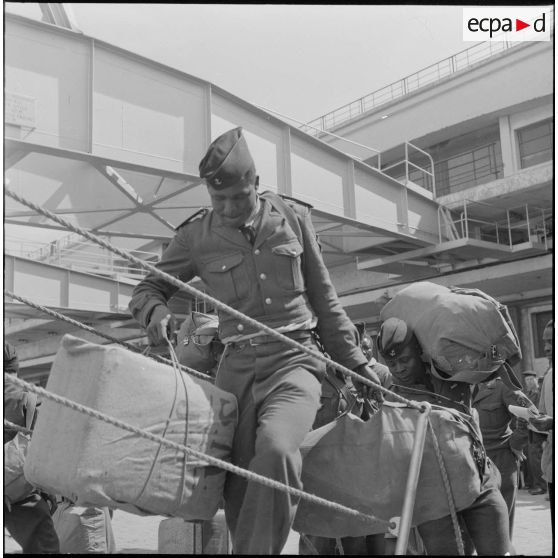 Alger. Départ des dernières troupes d'outre-mer stationnées en Algérie.