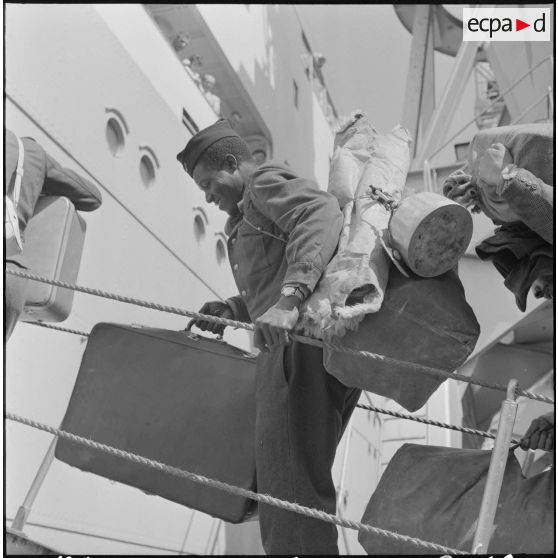 Alger. Départ des dernières troupes d'outre-mer stationnées en Algérie.