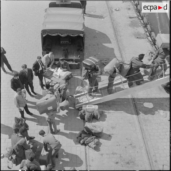 Alger. Départ des dernières troupes d'outre-mer stationnées en Algérie.