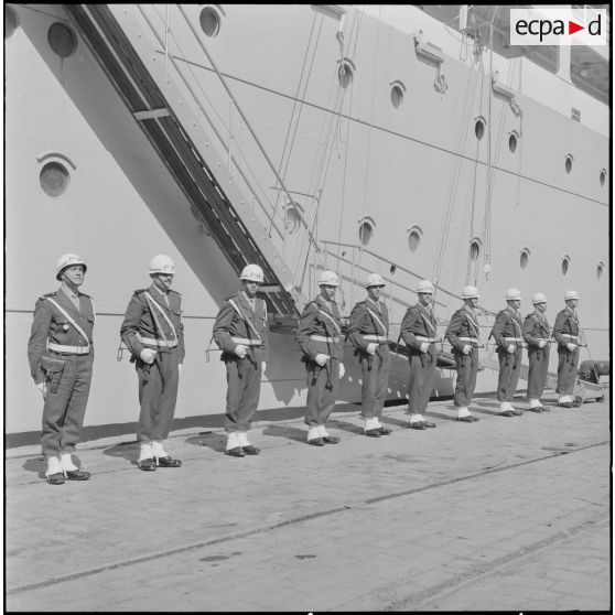 Alger. Départ des dernières troupes d'outre-mer stationnées en Algérie. La police municipale.