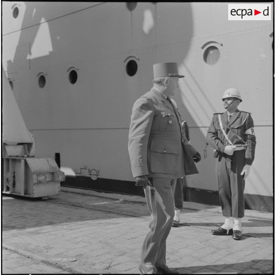 Alger. Départ des dernières troupes d'outre-mer stationnées en Algérie. Le général Hublot passe la police municipale en revue.