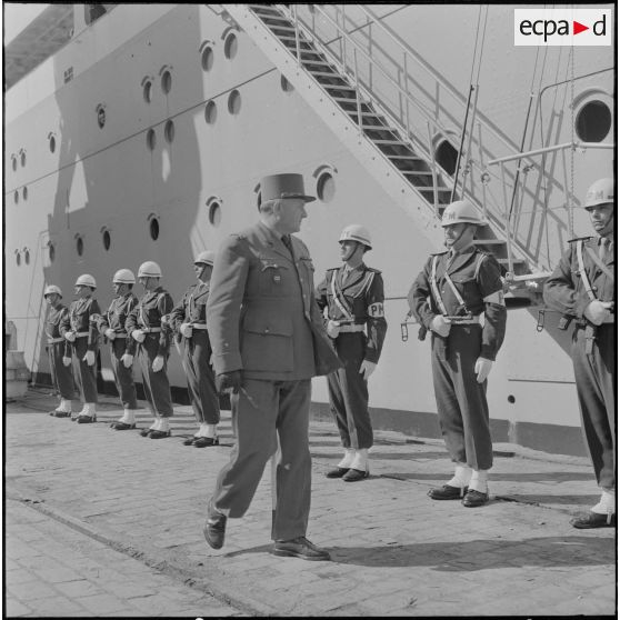 Alger. Départ des dernières troupes d'outre-mer stationnées en Algérie. Le général Hublot passe la police municipale en revue.