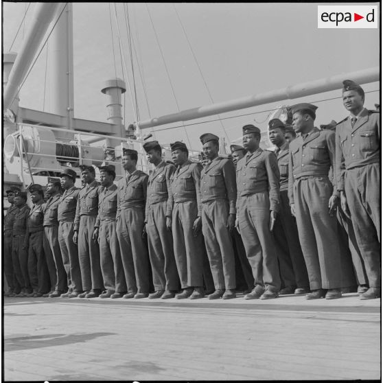 Alger. Départ des dernières troupes d'outre-mer stationnées en Algérie. Revue des troupes.