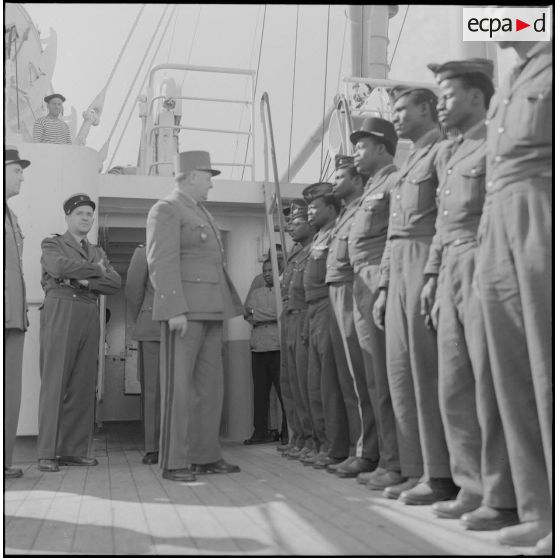 Alger. Départ des dernières troupes d'outre-mer stationnées en Algérie. Le général Hublot passe les troupes en revue.