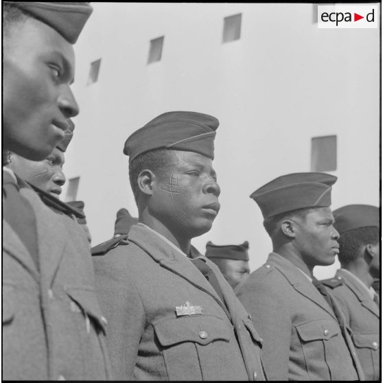 Alger. Départ des dernières troupes d'outre-mer stationnées en Algérie. Revue des troupes.