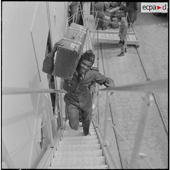 Alger. Départ des dernières troupes d'outre-mer stationnées en Algérie.