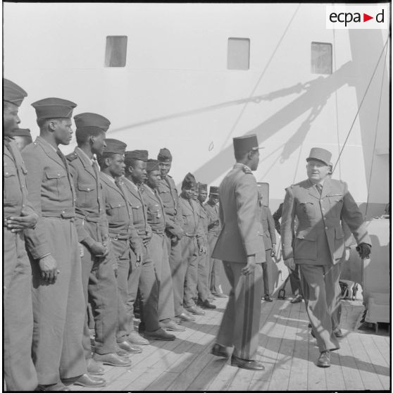 Alger. Départ des dernières troupes d'outre-mer stationnées en Algérie. Le général Hublot passe les troupes en revue.